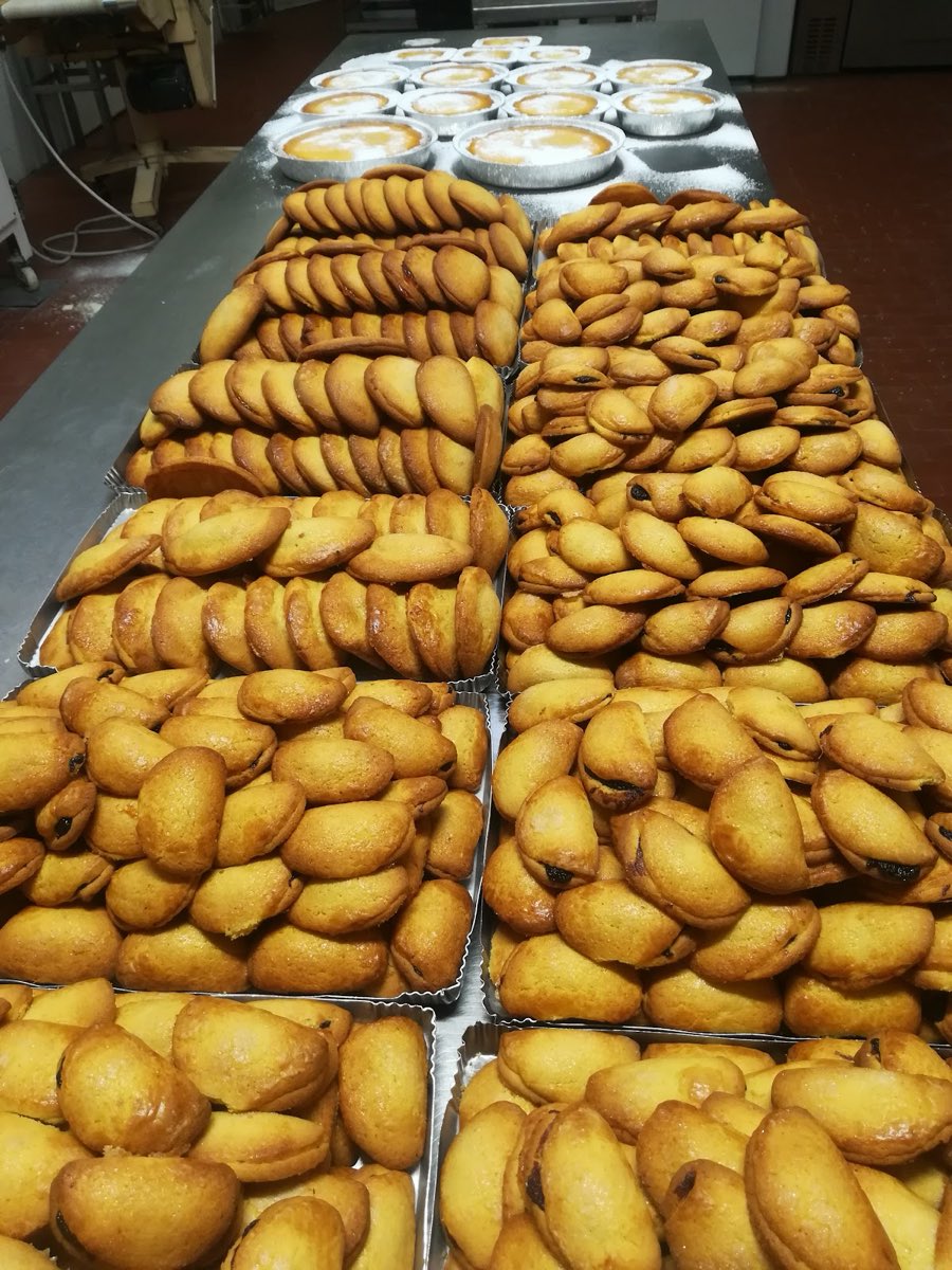 Vassoi di biscotti e paste da forno appena sfornati