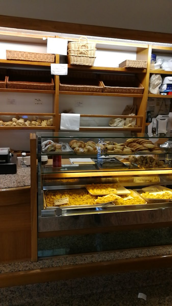 Il banco del panificio, con pane fresco e pasta all'uovo