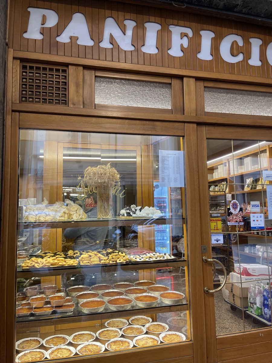 La vetrina del panificio Fiorini in Via San Carlo, con l'insegna PANIFICIO in legno e il covone di grano